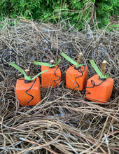 Load image into Gallery viewer, Set of 4 mini pumpkin place card holders with stem and wire detail.